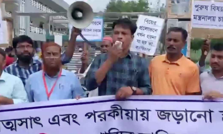 পটুয়াখালীতে স্ত্রীর পরকীয়ায় প্রতারিত হয়ে স্বামীদের মানববন্ধন